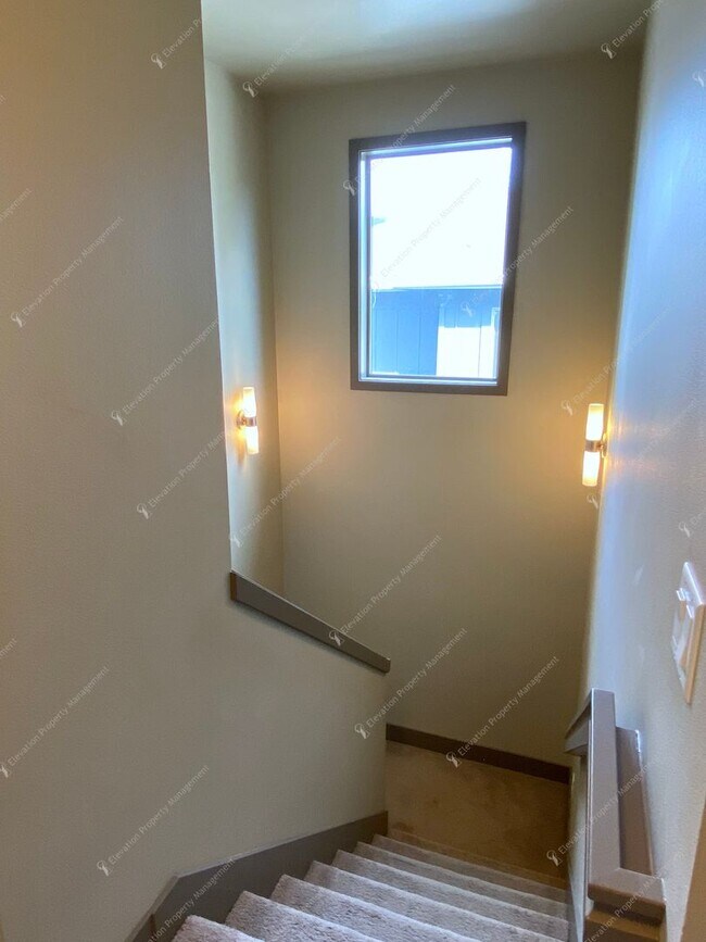 Building Photo - Designer-Finished Townhome Near COCC & NWX