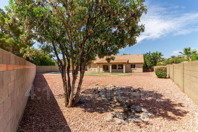 Building Photo - 2381 W Redwood Dr