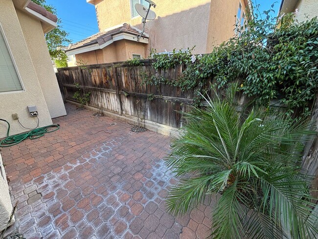 Building Photo - 3-Bedroom Townhome with Community Pool & S...