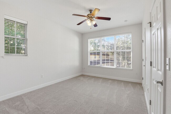 Building Photo - Conveniently located condo in Grantwood