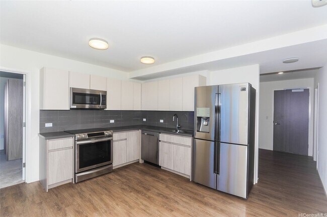 Building Photo - Priced Low to Sell!! Top floor with floor to ceiling windows to enhance the spectacular ocean