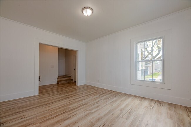 Building Photo - 575 Woodbine Ave