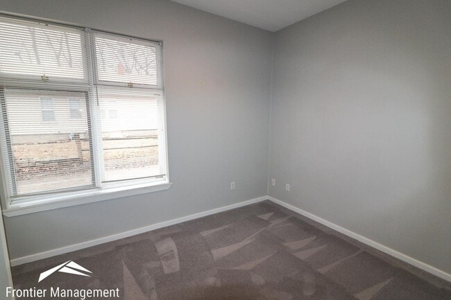 Building Photo - Comfortable 3 bedroom house located in quiet part of Manhattan