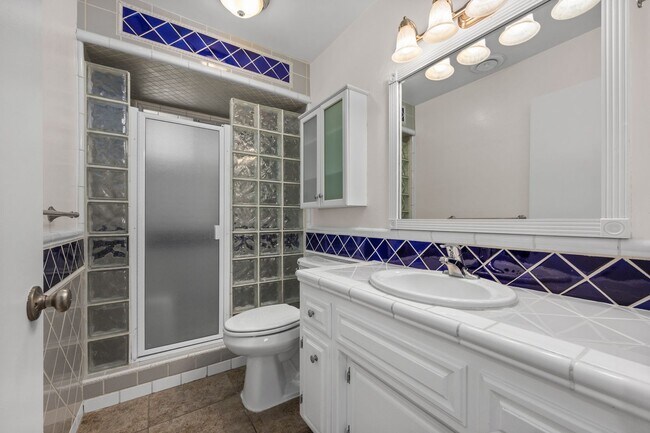 Building Photo - 605 N El Rio Dr