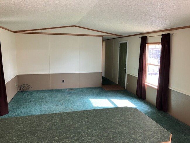 Building Photo - 3 bed, 2 bath Trailer house with outer sto...