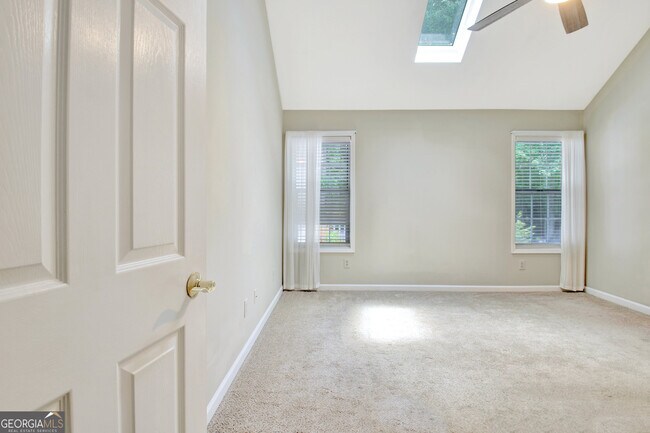 Building Photo - 303 Calgary Dr