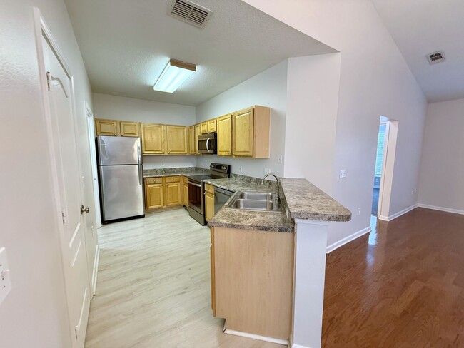 Building Photo - Second Story 1 bedroom 1 bath New Tampa co...