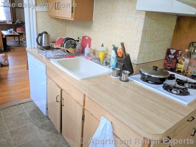 Building Photo - TEELE SQ 2BR * Parking Included - All Util...
