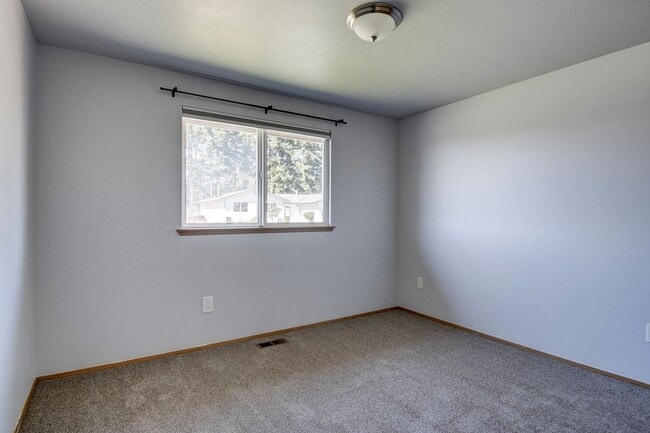 Building Photo - 3 Bed 2 Bath Home near Town