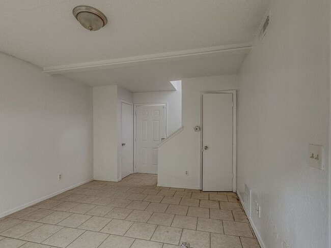 Building Photo - MOVE IN SPECIAL NO DEPOSIT IF LEASED BY JU...