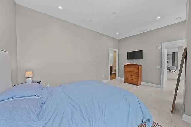 Building Photo - 250 W Spring St