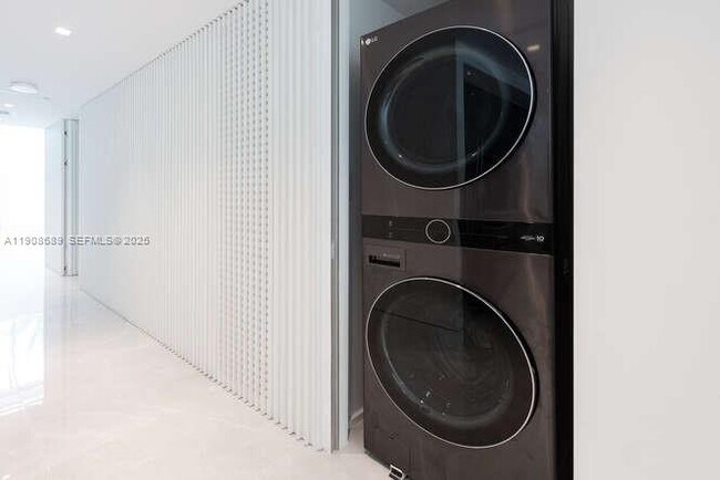 Building Photo - 1325 Bay Dr