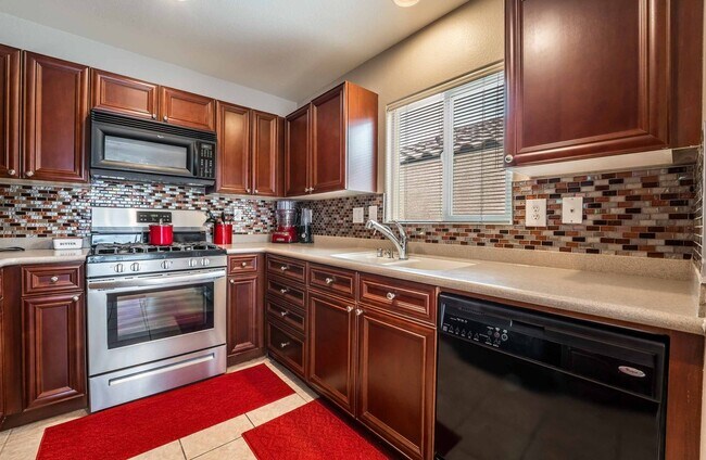 Building Photo - CHARMING FULLY FURNISHED 2 BEDROOM!