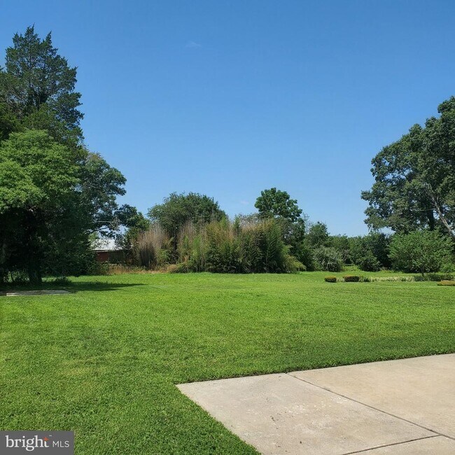 Building Photo - 2024 Beverly Dr