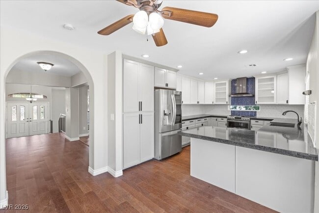 Building Photo - 2842 Via Florentine St