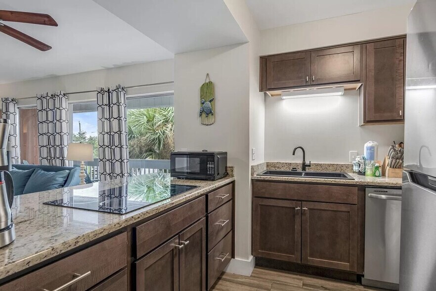 Building Photo - 4000 Gulf Terrace Dr
