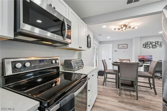 Building Photo - 92 Oak St