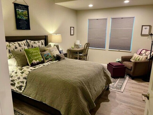 Building Photo - Flying Horse Luxury 4 Bed Townhouse with Mt. Views