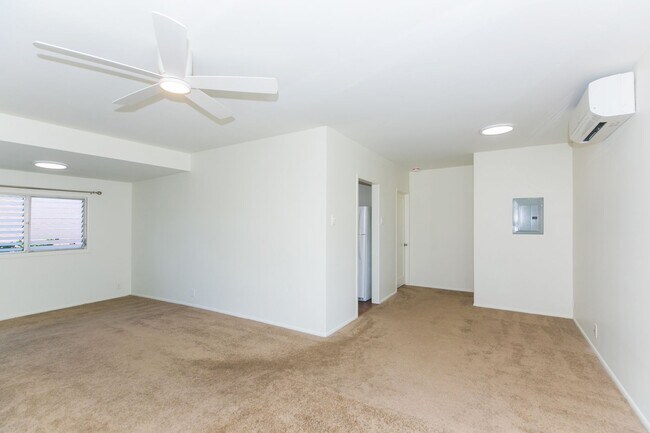 Building Photo - Kahala Avenue - renovated / upstairs 1 bedroom, 1 bath on Kahala Avenue less than 250 feet from b...