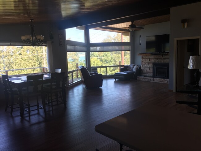 Building Photo - 2 Bedroom 1.5 Bath with 180 degree view of...