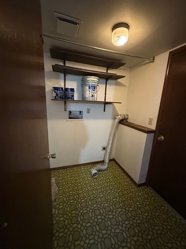 Building Photo - Lovely 4 bedroom house avail now