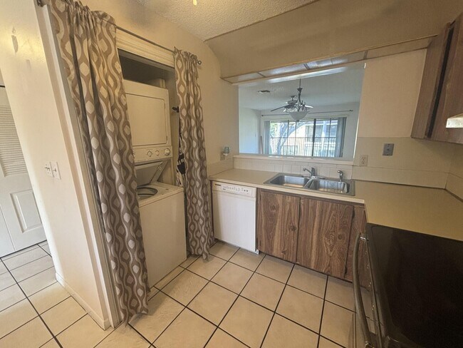 Building Photo - 110 SE 7th St