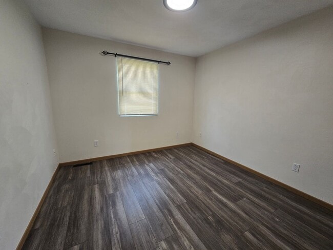 Building Photo - Beautifully Updated 3 Bedroom 2.5 Bathroom Townhouse - Golf Course View!