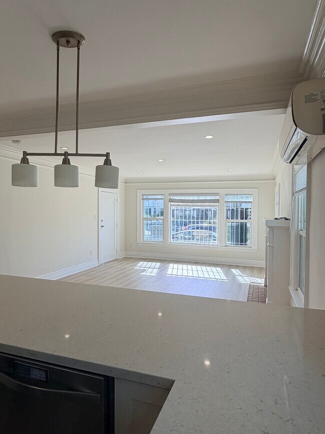 Building Photo - 1324 S Van Ness Ave