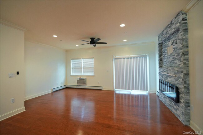 Building Photo - 102 Cove Ct