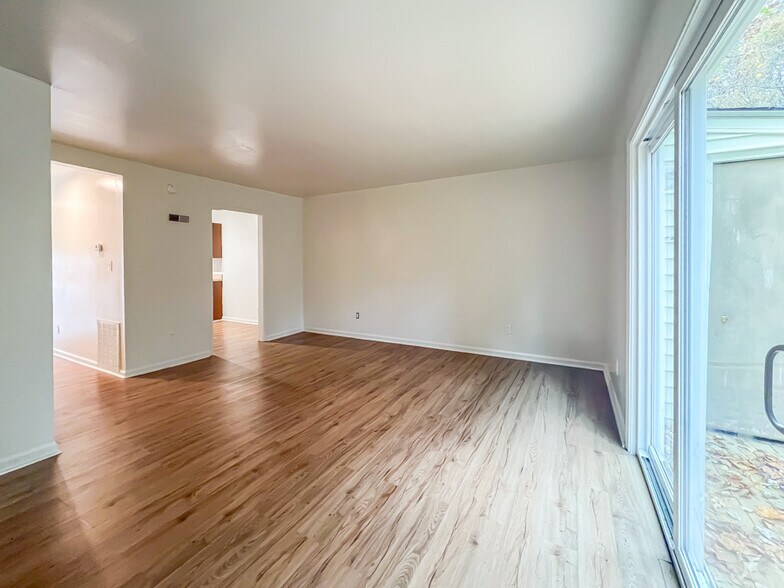 Building Photo - 6 Fox Hill Dr