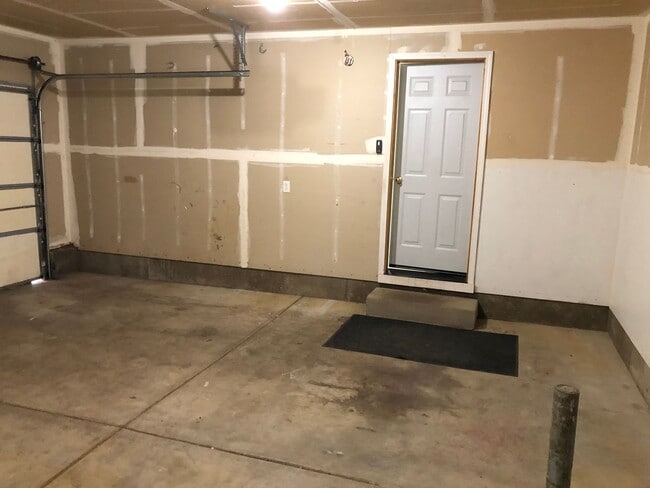 Building Photo - Beautiful 3 bedroom 2 bathroom house in a ...