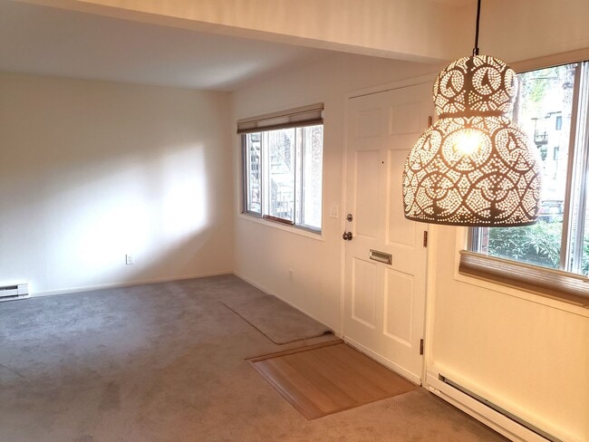 Building Photo - Charming Updated 2 bed/1 bath Condo on Ground Floor in Desirable Irvington District! W/S/T included