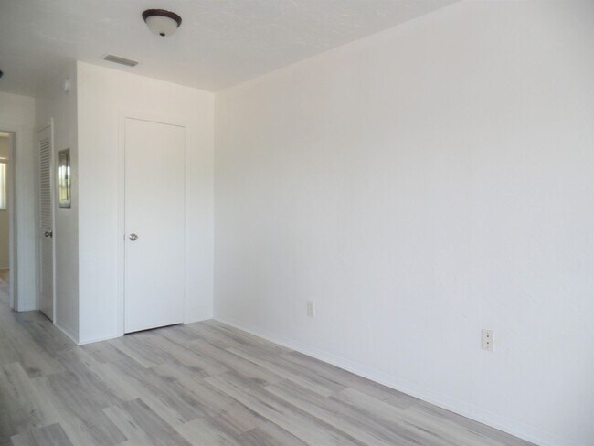 Building Photo - Spacious one-bedroom near Pinellas Trail and Azalea Rec area