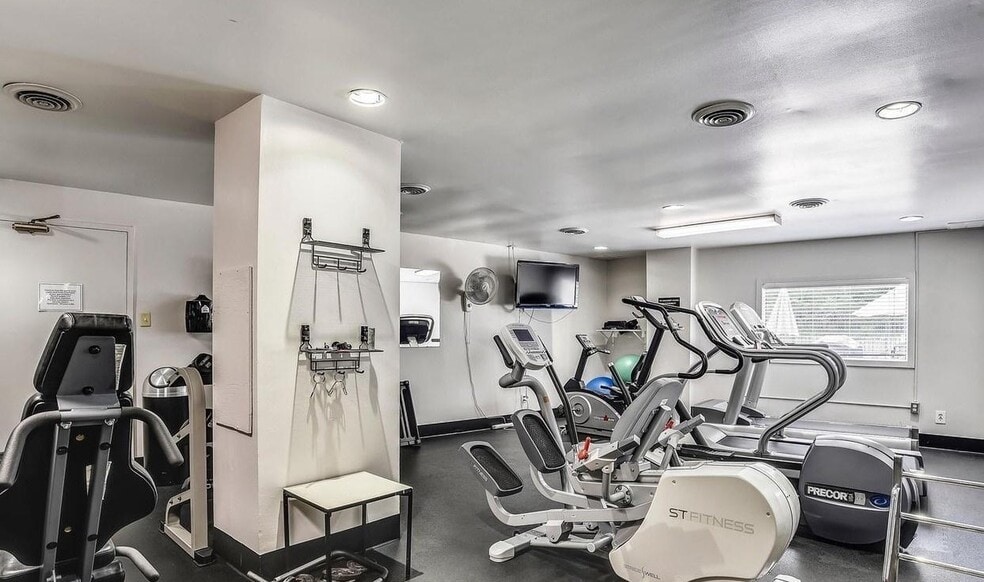 Building Photo - 5300 Columbia Pike