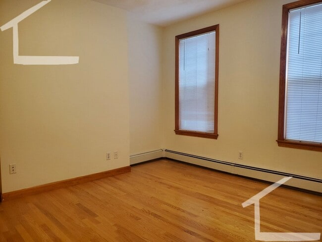 Building Photo - Nicely renovated unit with parking included!