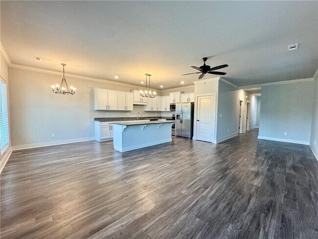 Building Photo - 832 NE Hts Ln