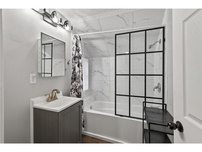 Building Photo - 884 Westminster St