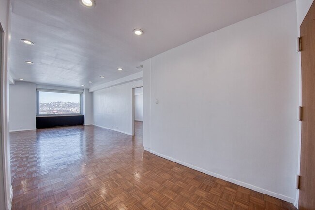 Building Photo - 320 Fort Duquesne Blvd