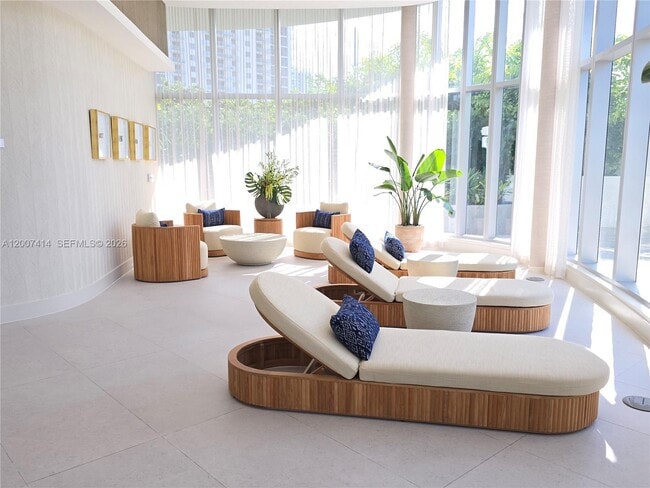 Building Photo - 700 NE 24th St