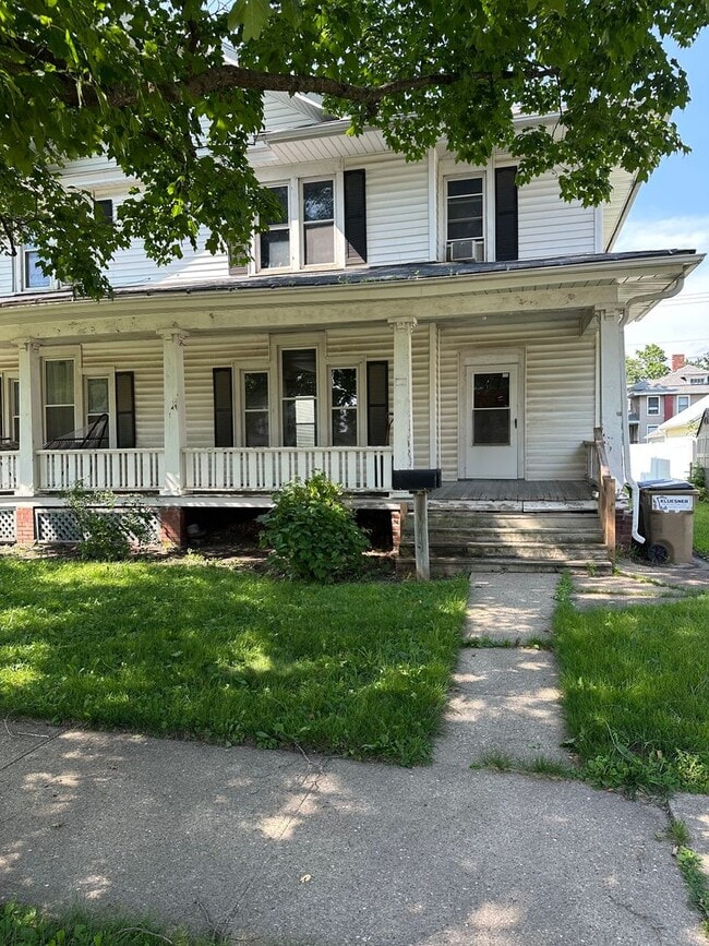 Building Photo - Spacious 1 Bed, 1 Bath in the Heart of Man...