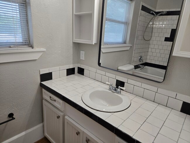 Building Photo - 1523 Avenue C