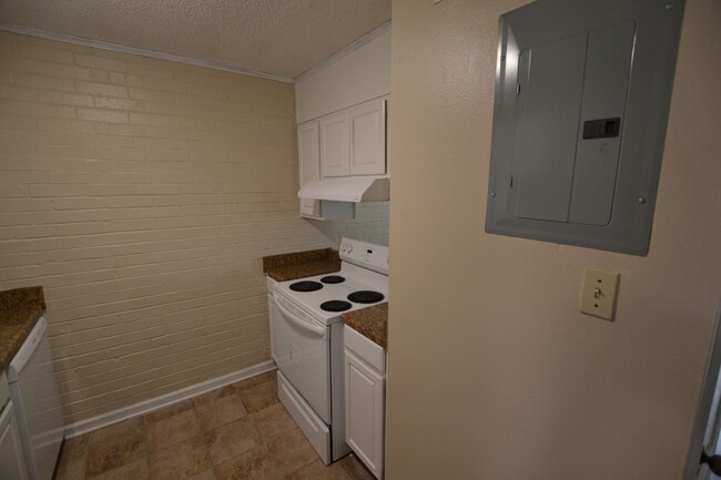 Building Photo - Fully Furnished!  2 bedroom 1 bath townhou...