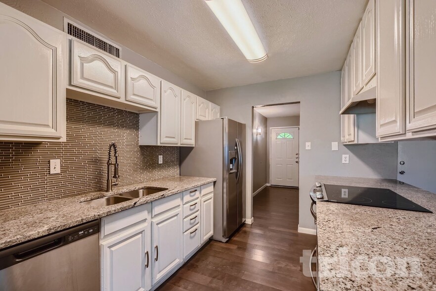 Building Photo - 6026 Lakecrest Dr