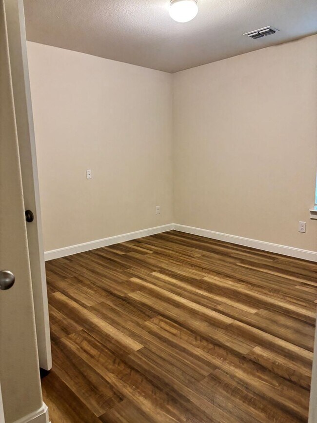Building Photo - The Perfect Blend of Space & Location – 5 Beds Near Alliance