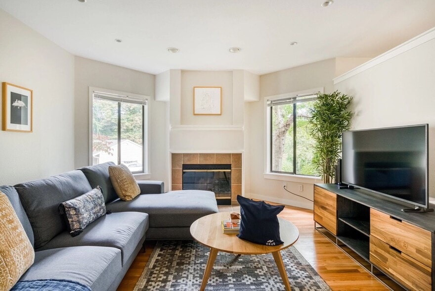 Building Photo - Beautiful Unit