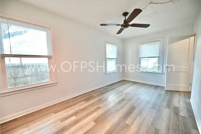 Building Photo - 305 Okaloosa Rd NE