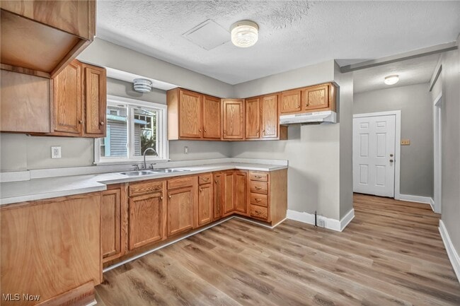 Building Photo - 906 Delia Ave