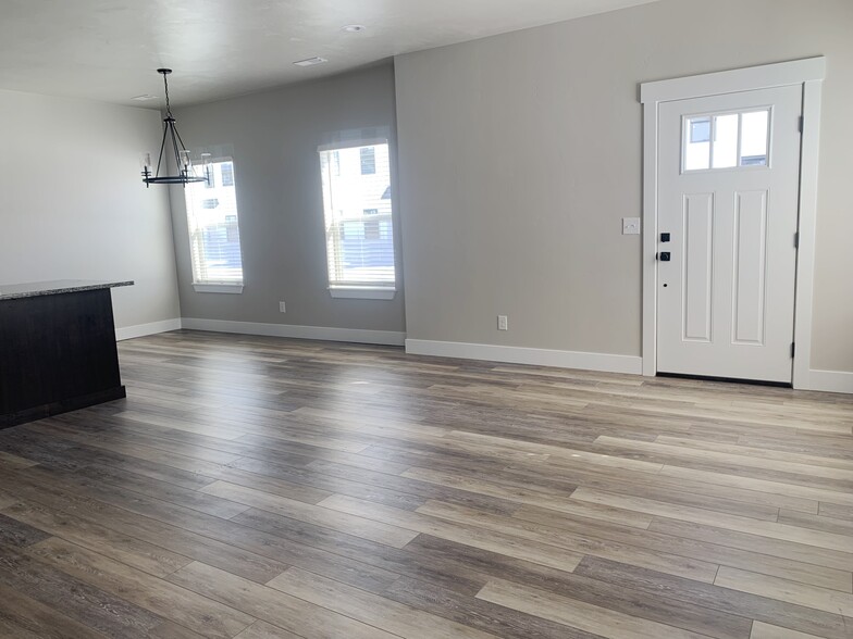 Great room & dining area - 1399 Pinecrest Trl