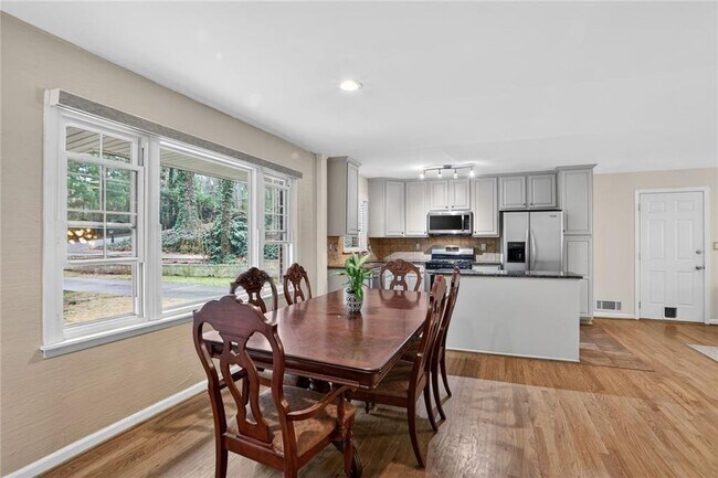 Building Photo - 2560 Skyland Trail NE