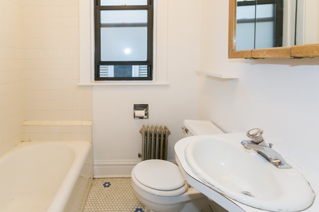 Building Photo - 1913 W Larchmont Ave